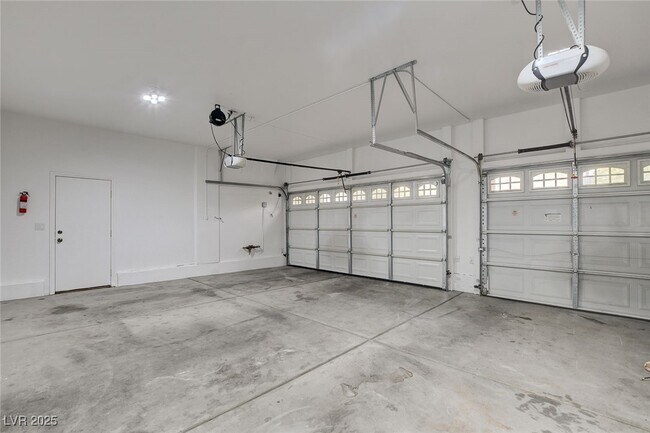 Building Photo - 8125 Chestnut Hollow Ave