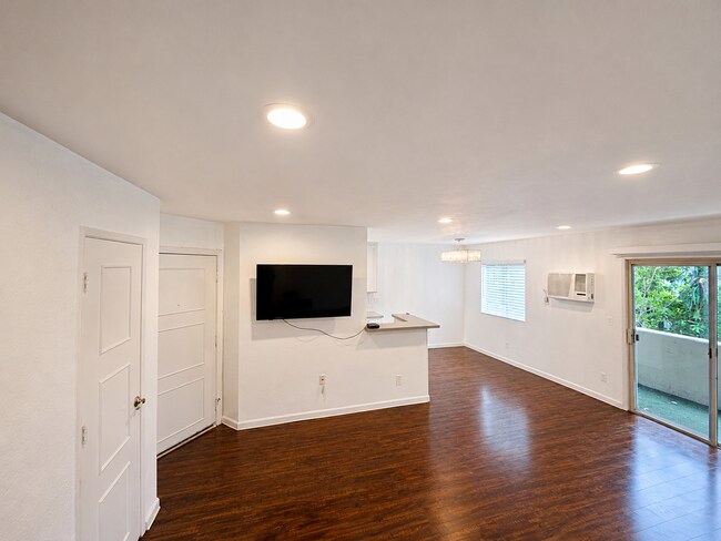 Building Photo - 1351 N Orange Dr