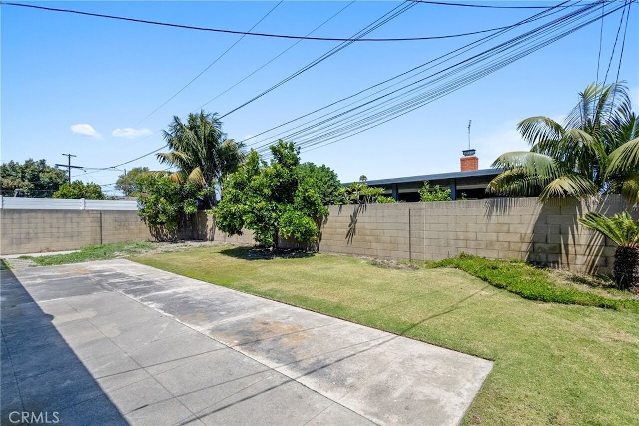 Building Photo - 6061 Dundee Dr