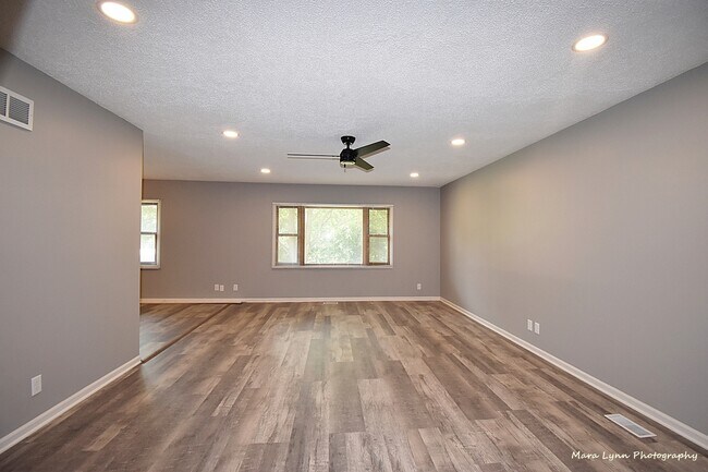 Building Photo - 106 W Kendall Dr