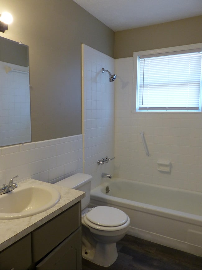 Building Photo - 412 Lester St