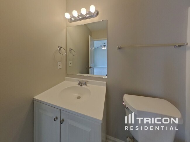 Building Photo - 827 Oakshire Cir