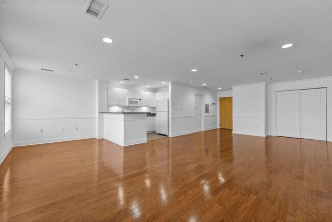 Building Photo - 812 Grand St