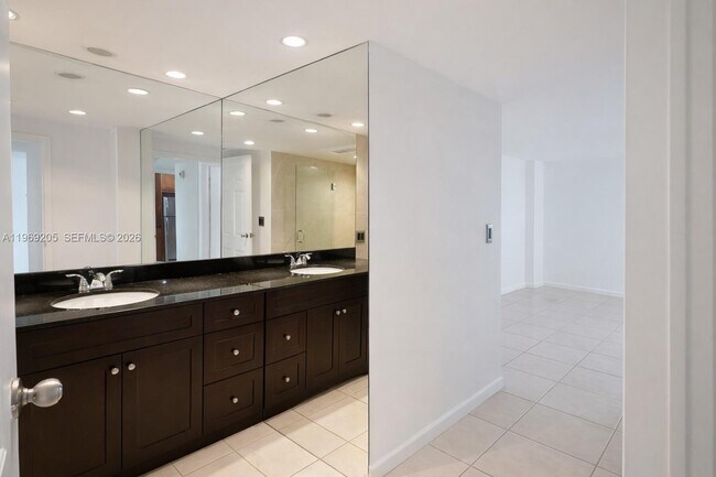 Building Photo - 100 Bayview Dr