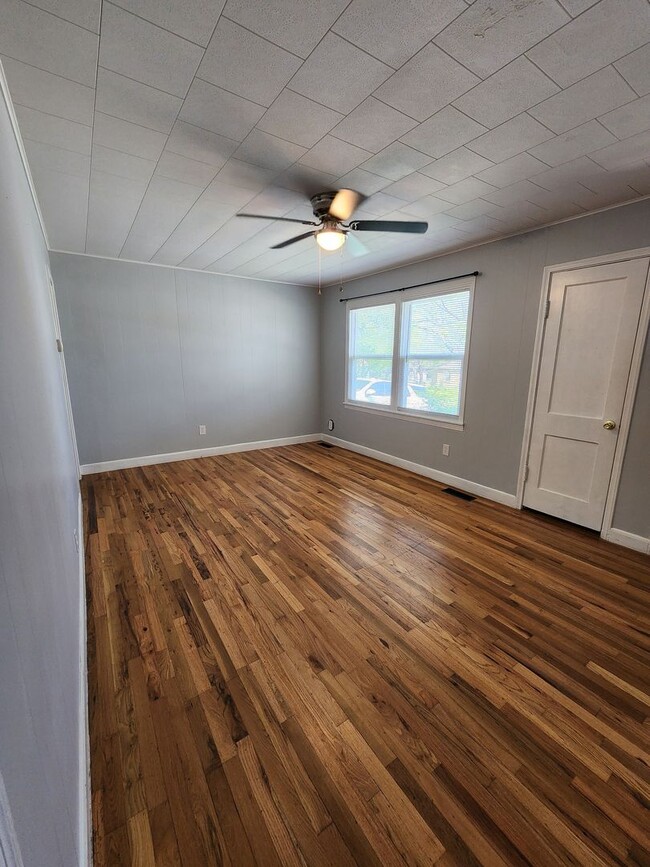 Building Photo - 3/1 Charmer in West Lampasas