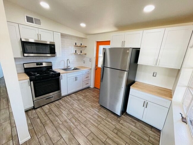 Building Photo - Fully Remodeled 2 Bed / 1 Bath Unit in Cen...
