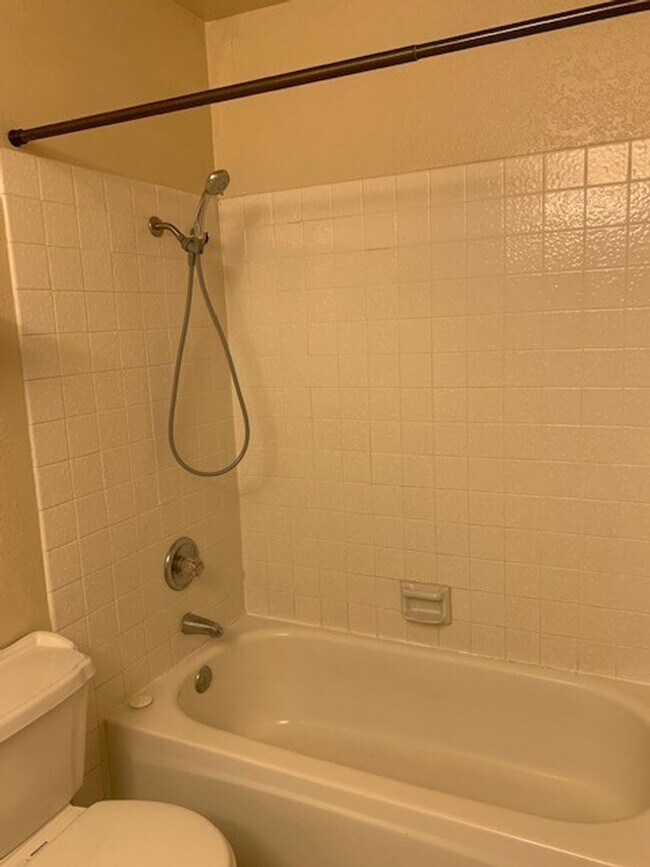 Building Photo - Great 3 Bedroom Townhouse!
