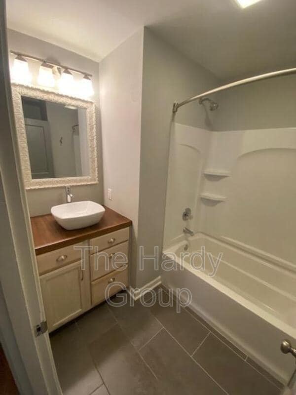 Building Photo - 934 McKellar Dr