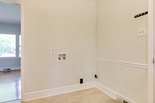 Building Photo - 827 Glendora Dr