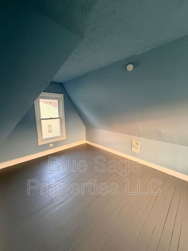 Building Photo - 913 8th Ave