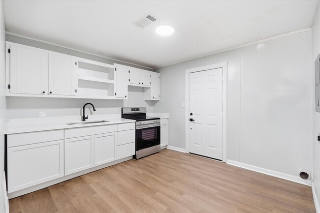 Building Photo - 924 W Huntington Ave