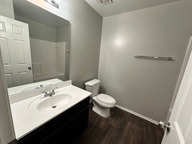 Building Photo - 3 bed 2 bath in Mustang- Move in Special!