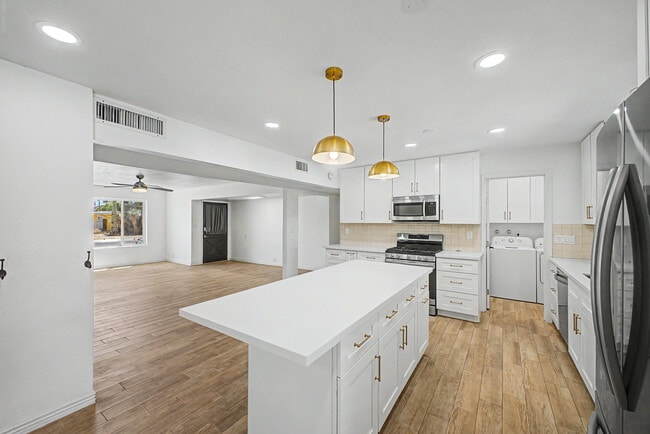 Building Photo - 3922 E Sahuaro Dr