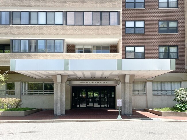 Building Photo - 2 Hawthorne Pl