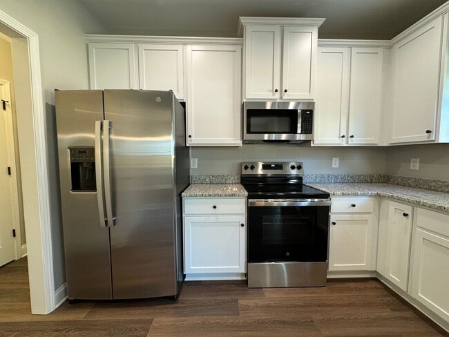 Building Photo - NEWER 4/2.5 House in Armuchee-$2,195