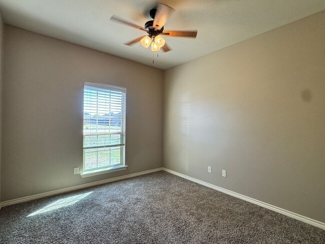 Building Photo - 939 Redbud Ln