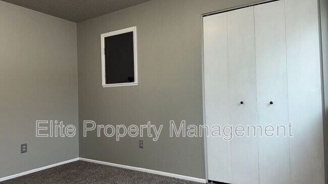 Building Photo - 4030 Ridge Dr