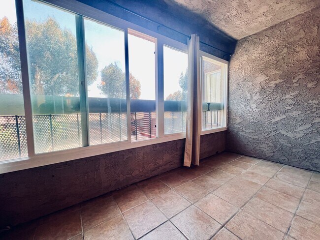 Building Photo - Mission Ridge 2 Bedroom 2 Bath Condo for Rent