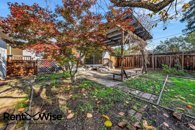 Building Photo - Present PM-Midtown Palo Alto Beauty-New Floors-Remodeled Bathrooms-Big Yard