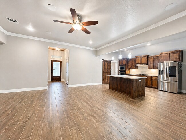 Building Photo - AVAILABLE FOR MOVE-IN WITH A 2-WEEK NOTICE