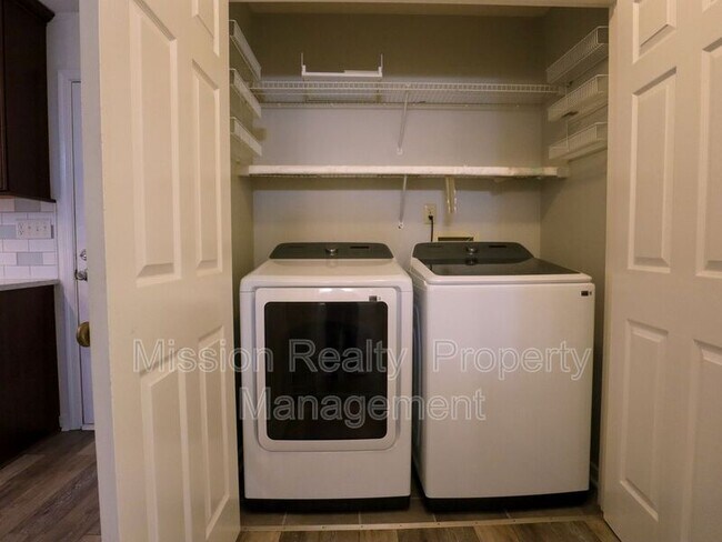 Building Photo - 4600 Cedar Cliff Rd