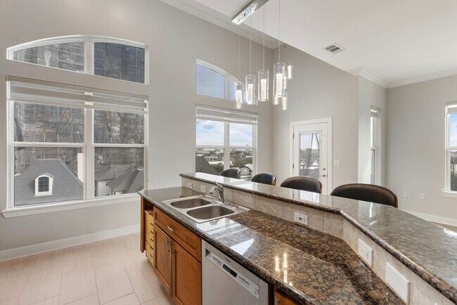 Building Photo - 1010 Rosine St