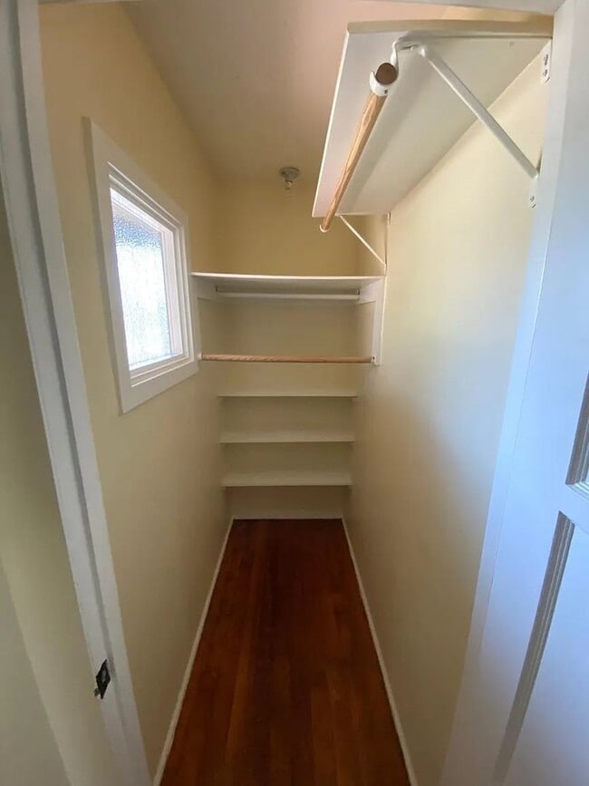 Building Photo - Spacious Studio aand 1-bedroom Apartments in Mission Hills – Prime Location!