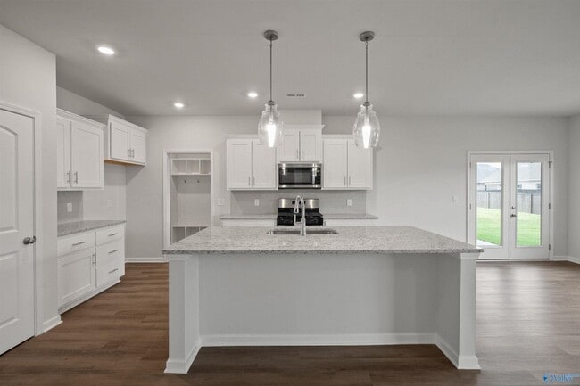 Building Photo - Move In Special!! 1/2 Off First Month's Re...