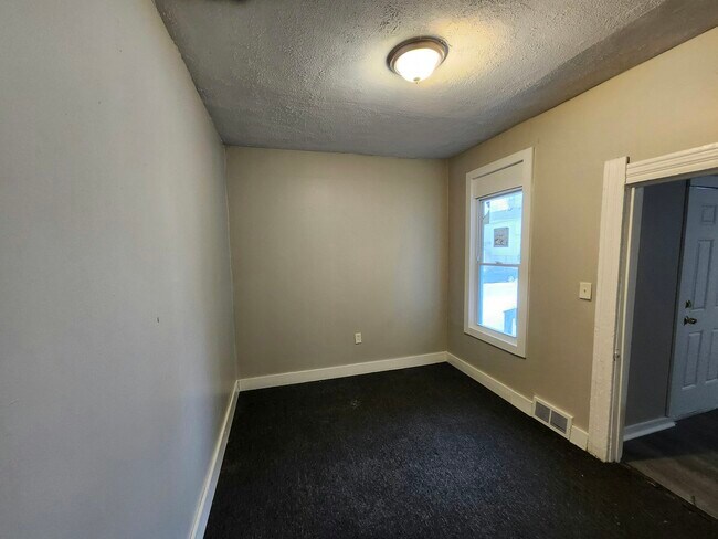 Building Photo - 2033 W 98th St