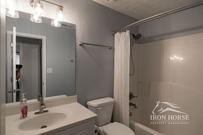 Building Photo - 112 Mint Pl