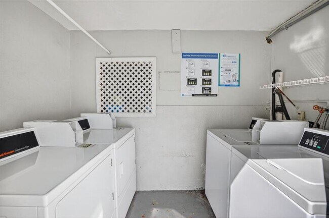 Building Photo - 1821 Middle River Dr