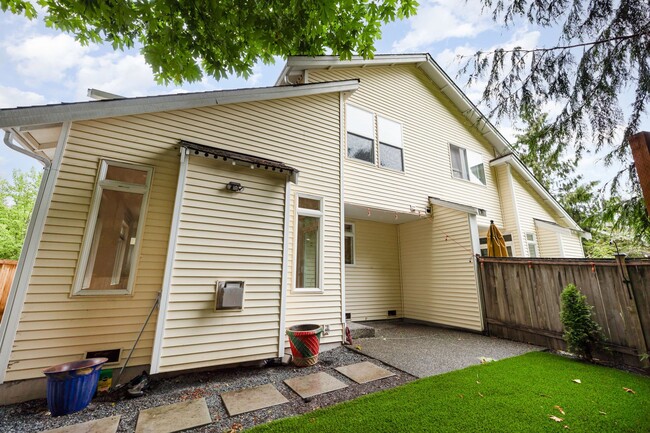 Building Photo - Townhouse available in lynnwood
