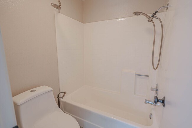 Building Photo - COMING SOON! 2 Bedroom Condo in Valencia!