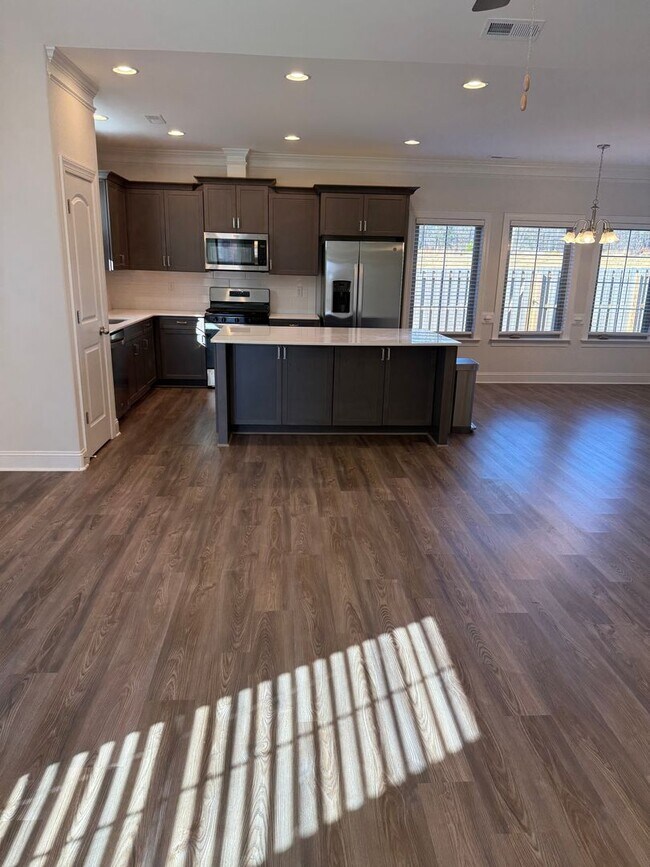 Building Photo - Updated 3 Bedroom Condo with Large Bonus Room!