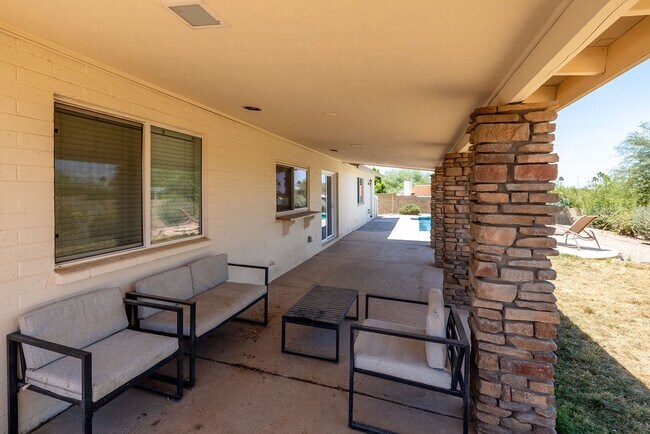 Building Photo - 802 E Caribbean Ln