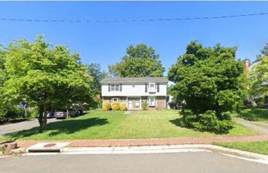 Huge front yard with ample parking - 113 Catoctin Cir NE