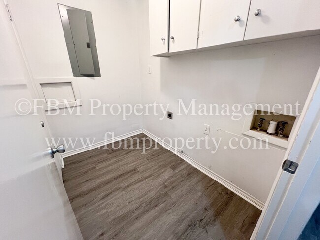 Building Photo - 1204 Williamsburg Dr