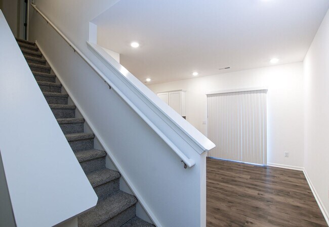 Building Photo - BEAUTIFUL 3BD/2.5BTH Townhome - Belmont - JULY MOVE IN