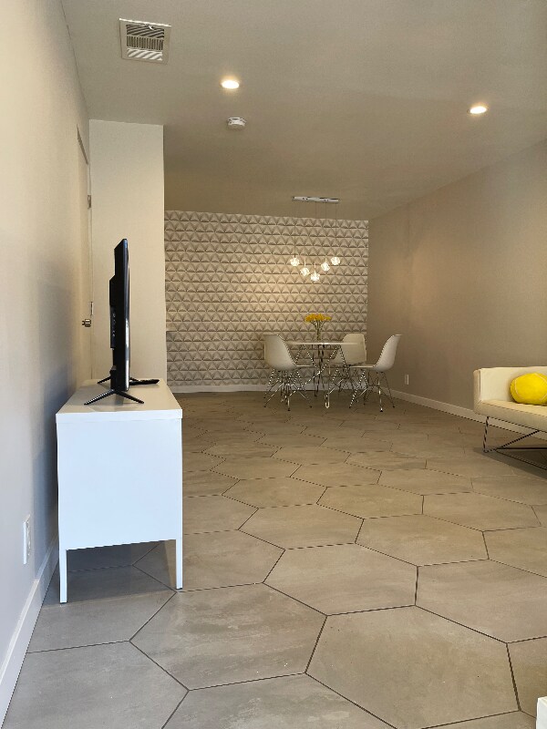 Building Photo - 2825 N Los Felices Rd