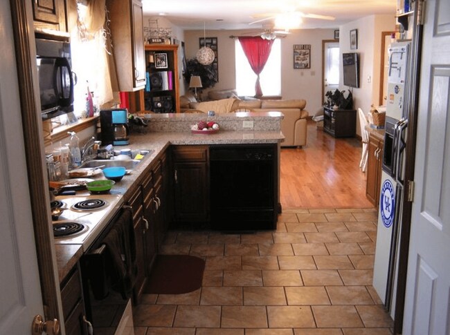 Building Photo - 128 Waller Ave