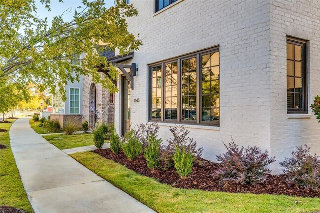 Building Photo - Desirable Hampstead Living!
