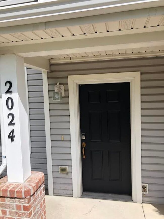 Building Photo - Fully Renovated, "MUST SEE" 3 Bedroom, 3 Bath Townhome with 2 Car Attached Garage