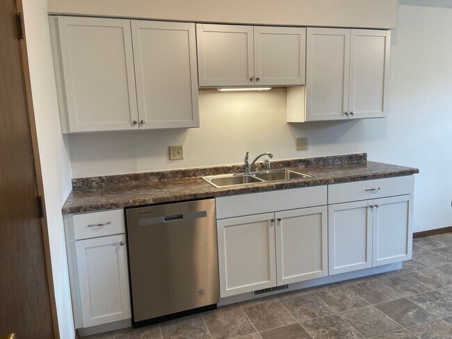 Building Photo - Like new, ranch home near Bass Pro, fully renovated interior,