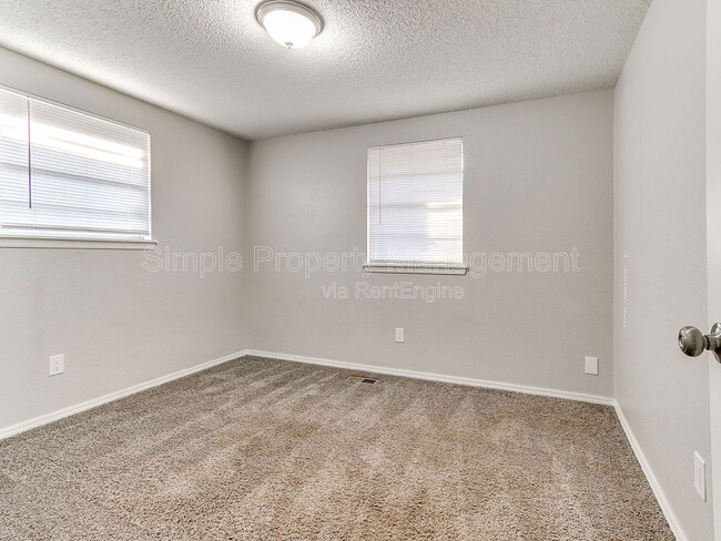 Building Photo - 606 Elmwood Dr