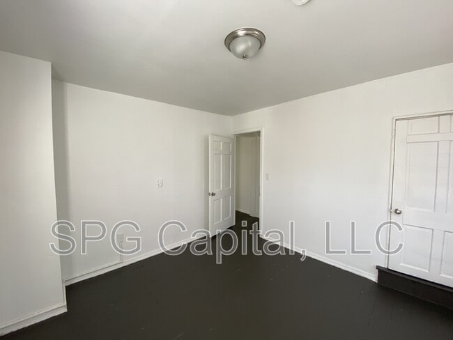 Building Photo - 714 W Clarke Ave