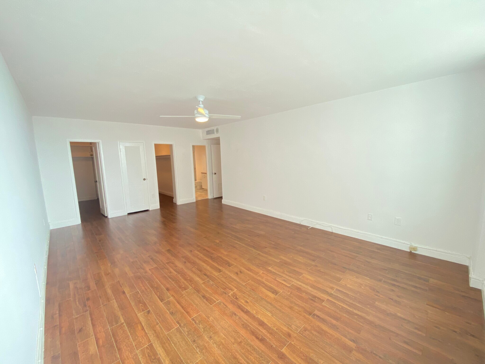 Building Photo - 5825 Collins Ave