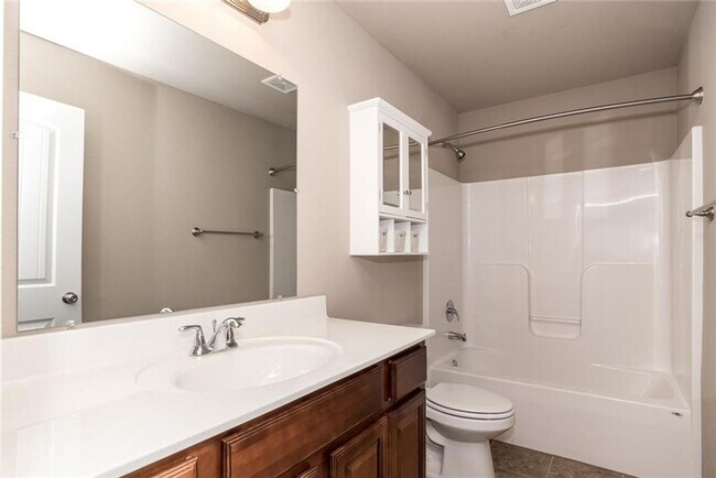 Building Photo - 4 bedroom 2.5 bath in Lowell-south of Promanade