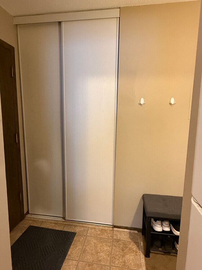 Building Photo - Spacious 2 bedroom in Hopkins