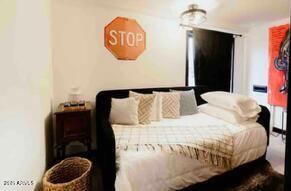 Building Photo - 1055 E Whitton Ave