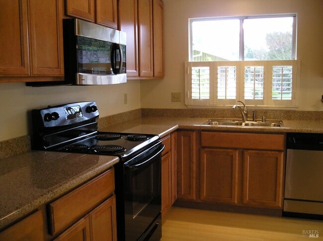 Building Photo - 404 Meadowgreen Dr